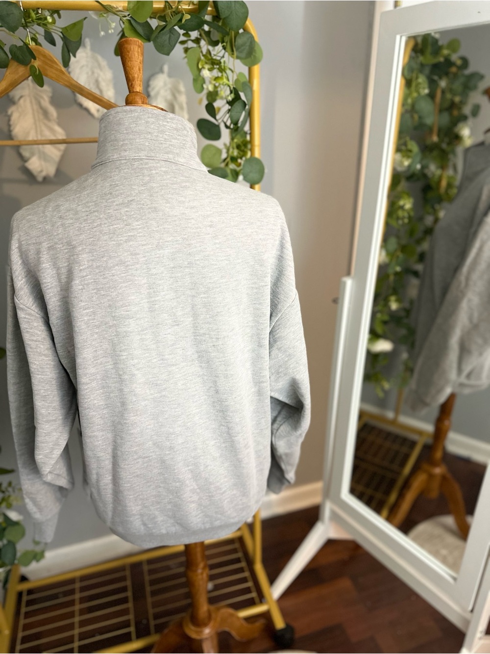 •nwt• Alo Accolade Quarter-Zip Pullover in Grey - Picture 4 of 9
